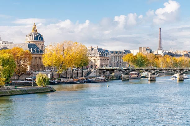 Emily’s Paris - A Fan Walk with Gaby Hafner
