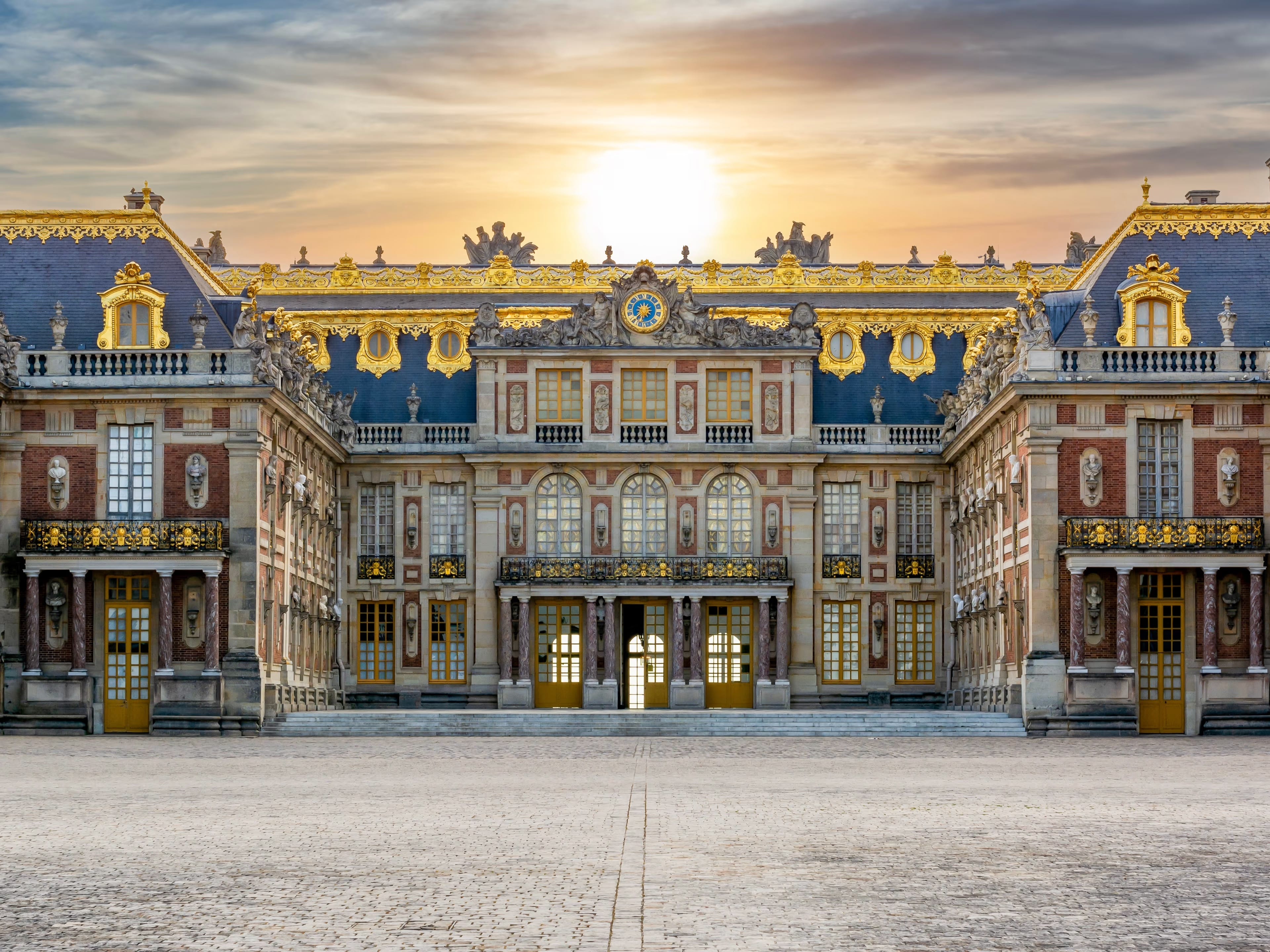 Inside The Palace of Versailles : In the Orbit of the Sun King